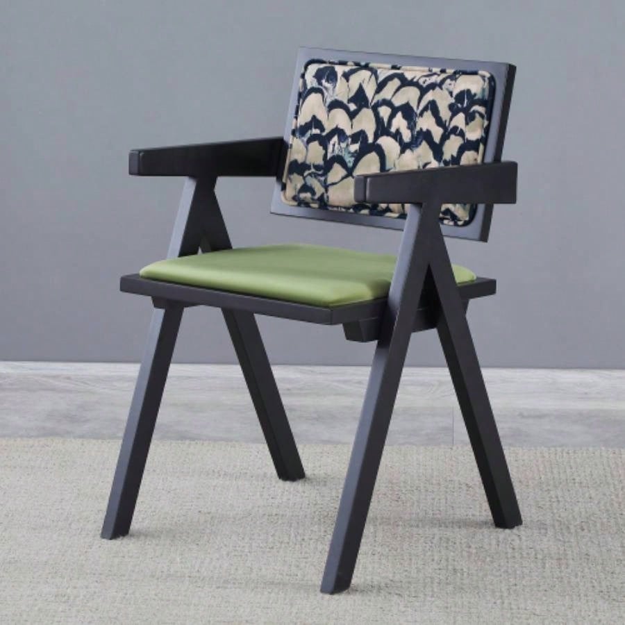 Black solid wood round table, all solid wood and rattan workmanship, seats 2 - 4 people, diameter 31.5 inches