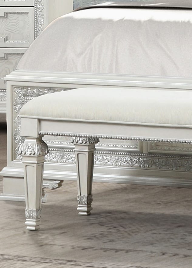 Traditional Creamy White Bench with Diamond Tufting and Ornate Knobs for Bedroom