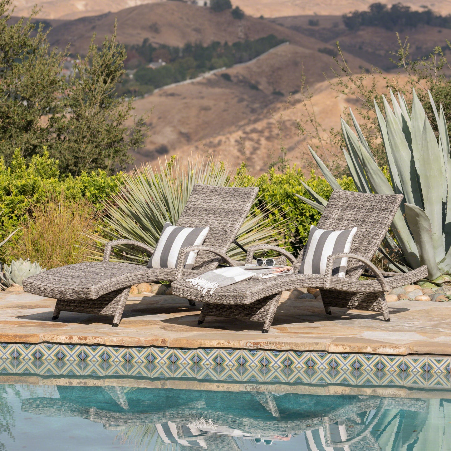 CRETE WICKER CHAISE LOUNGE