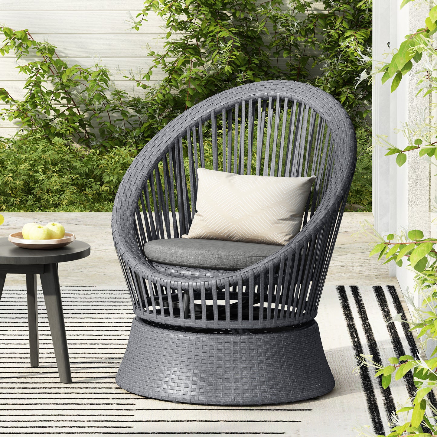 Gray Rattan Lounge Chair for Poolside and Garden Outdoor Seating
