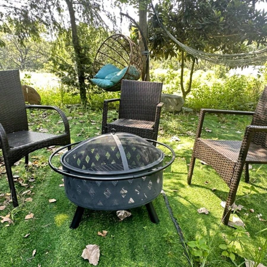 Round fire pit with net cover, fire poker, mesh, metal wood burning outdoor fire pit, suitable courtyards, backyards, gardens, bonfire parties, Thanksgiving, Halloween