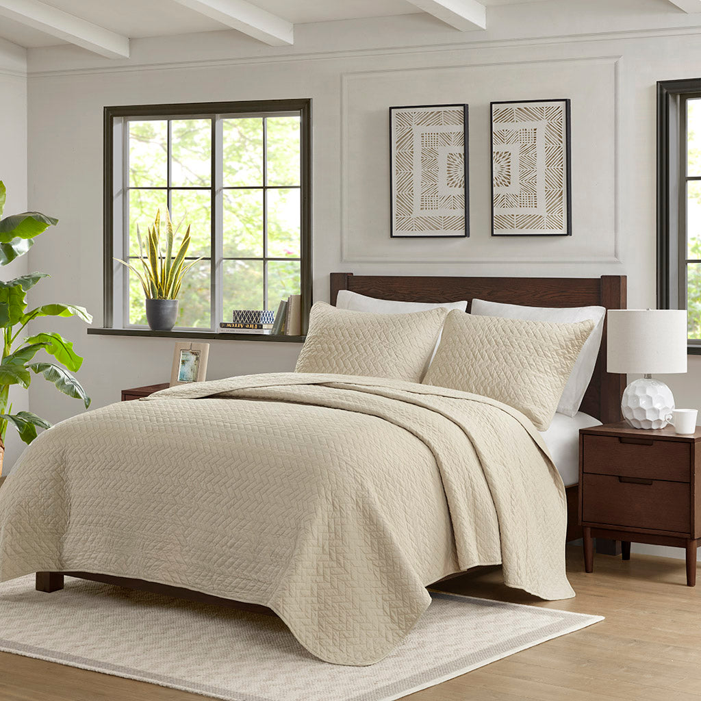 Queen 3 Piece Luxurious Oversized Quilt Set