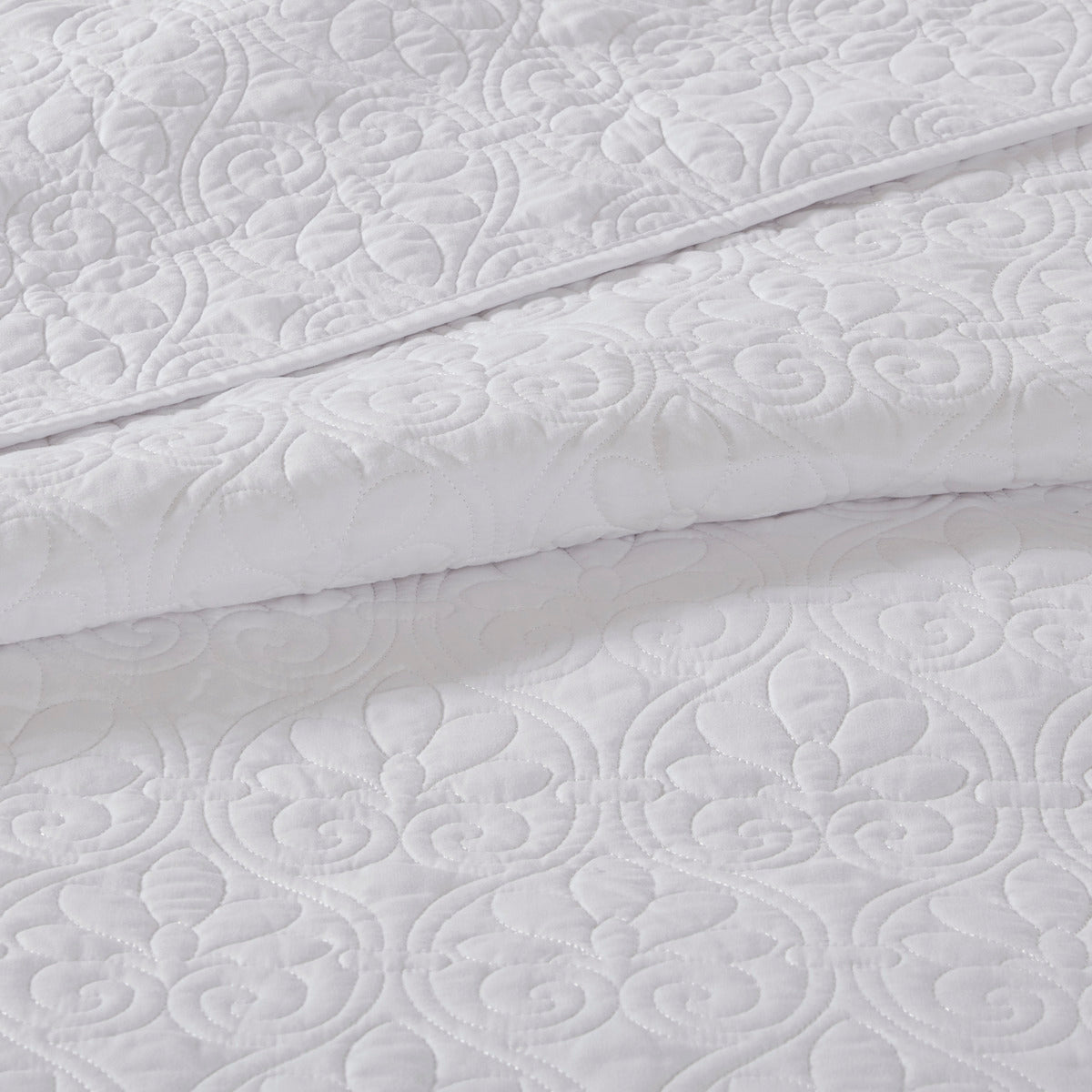White Cotton Reversible Bedspread Set with Patterned Quilts