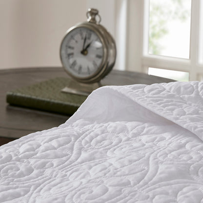 White Cotton Reversible Bedspread Set with Patterned Quilts