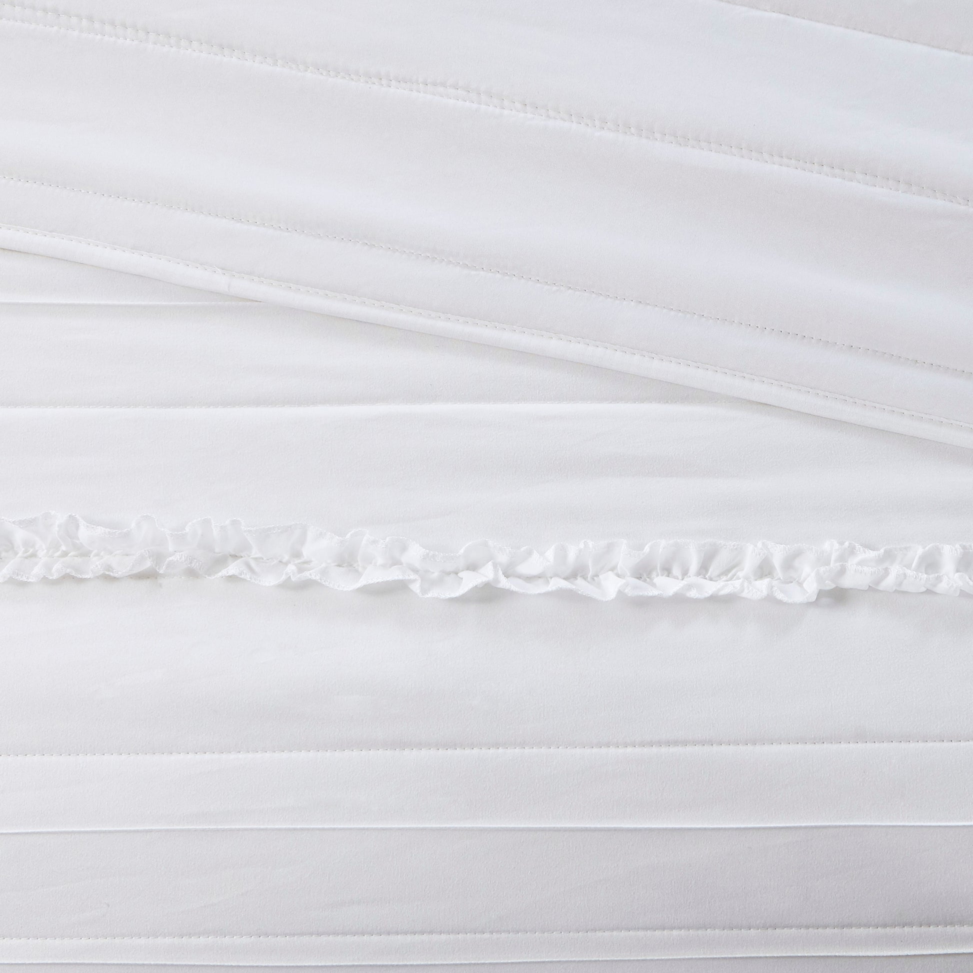 White King Cotton Ruffle Quilt Set with Decorative Pillow