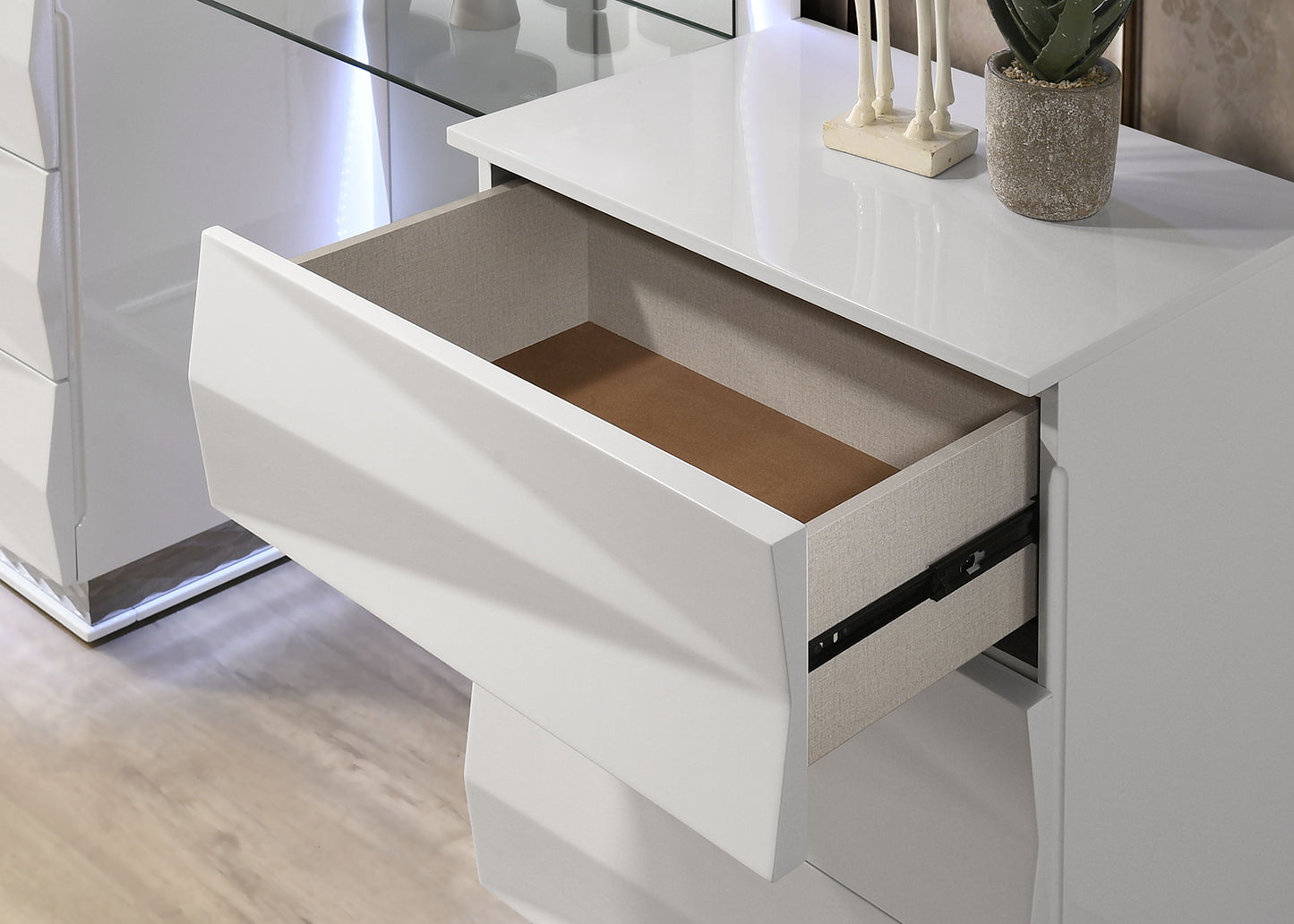 White Bedroom Vanity Set with 5 Drawers & Mirror