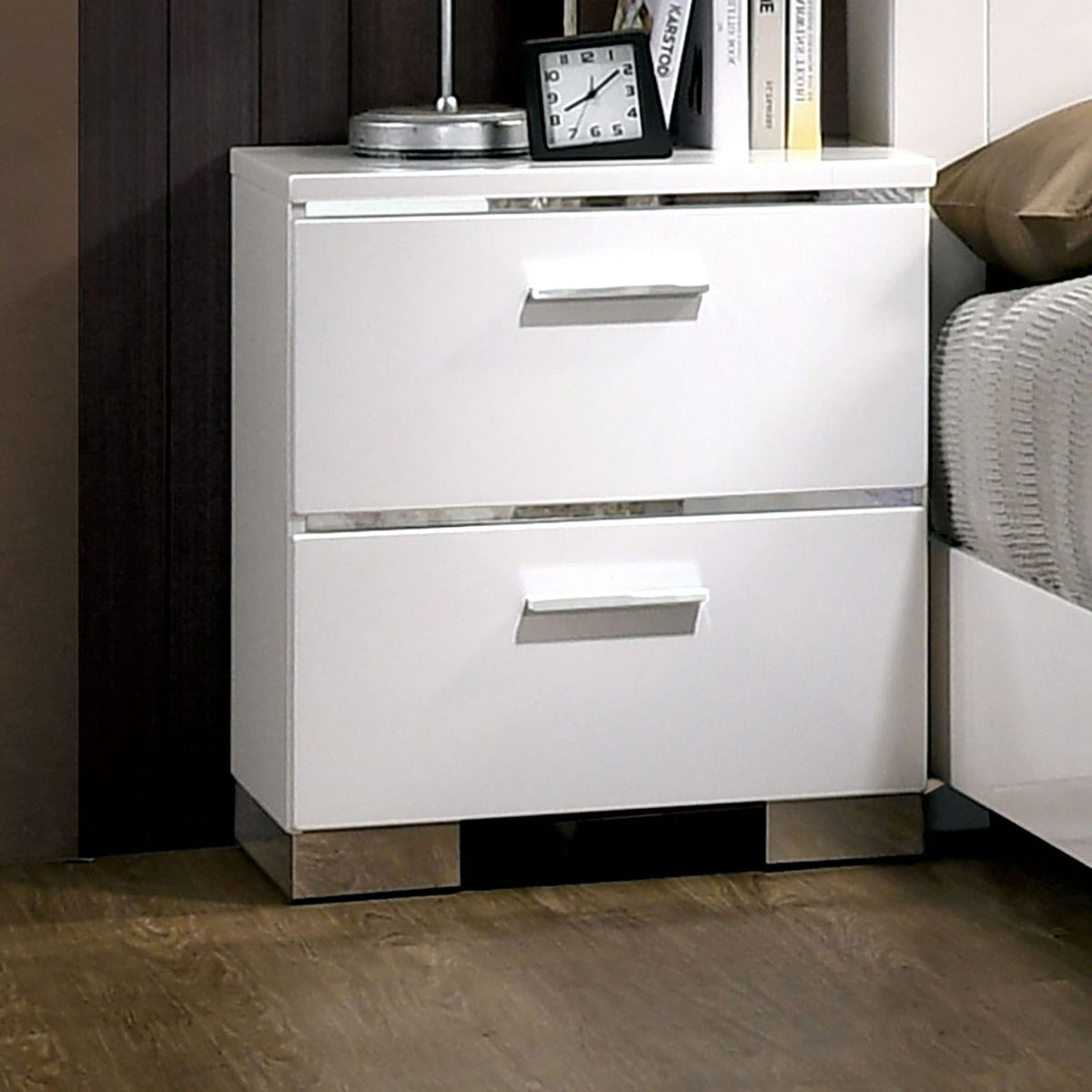 White Solid Wood Nightstand with Drawers - Classic Style for Bedroom