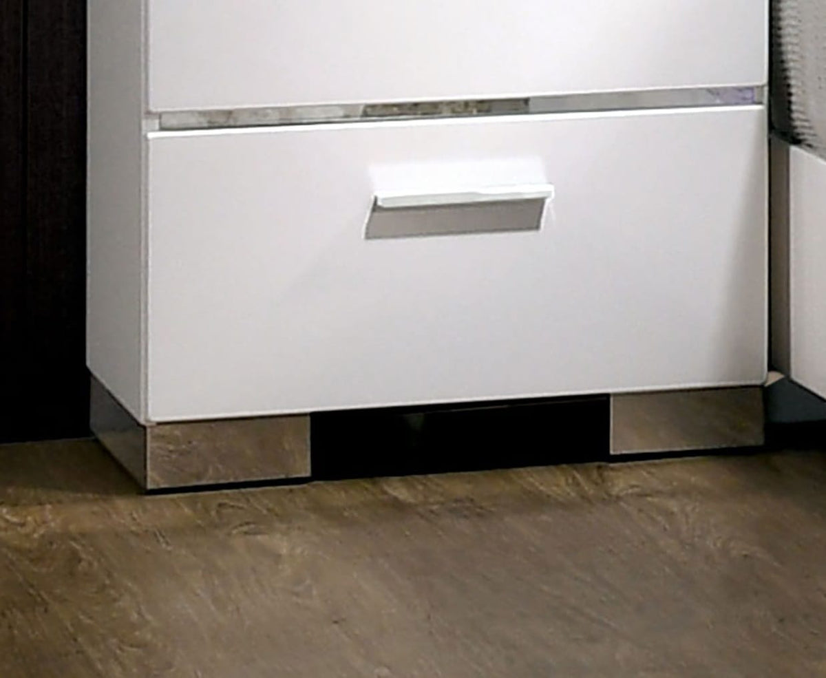 White Solid Wood Nightstand with Drawers - Classic Style for Bedroom