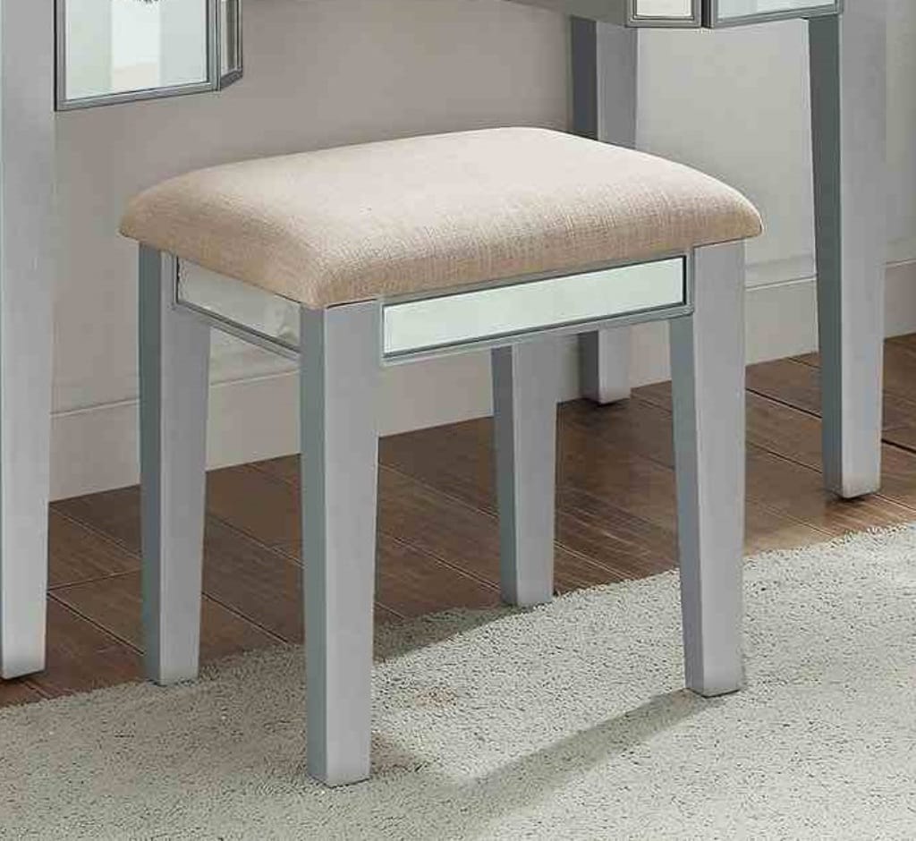 Solid Wood Transitional Vanity with Storage Drawers in Silver for Bedroom