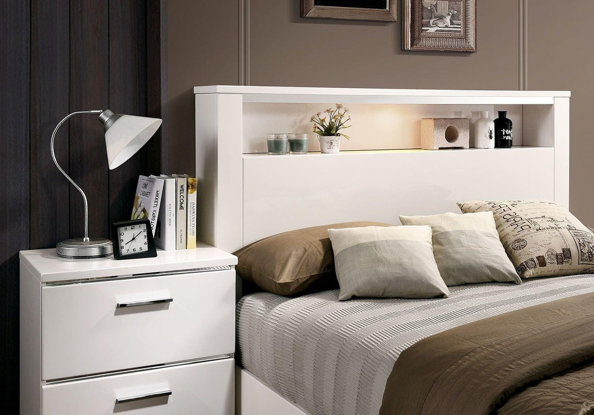 White Solid Wood Nightstand with Drawers - Classic Style for Bedroom