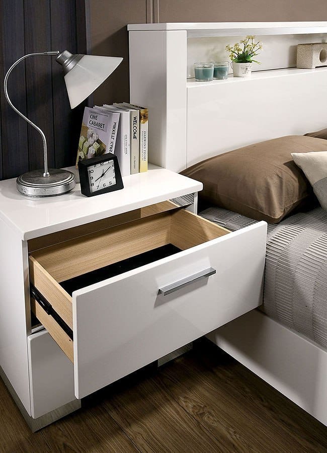 White Solid Wood Nightstand with Drawers - Classic Style for Bedroom
