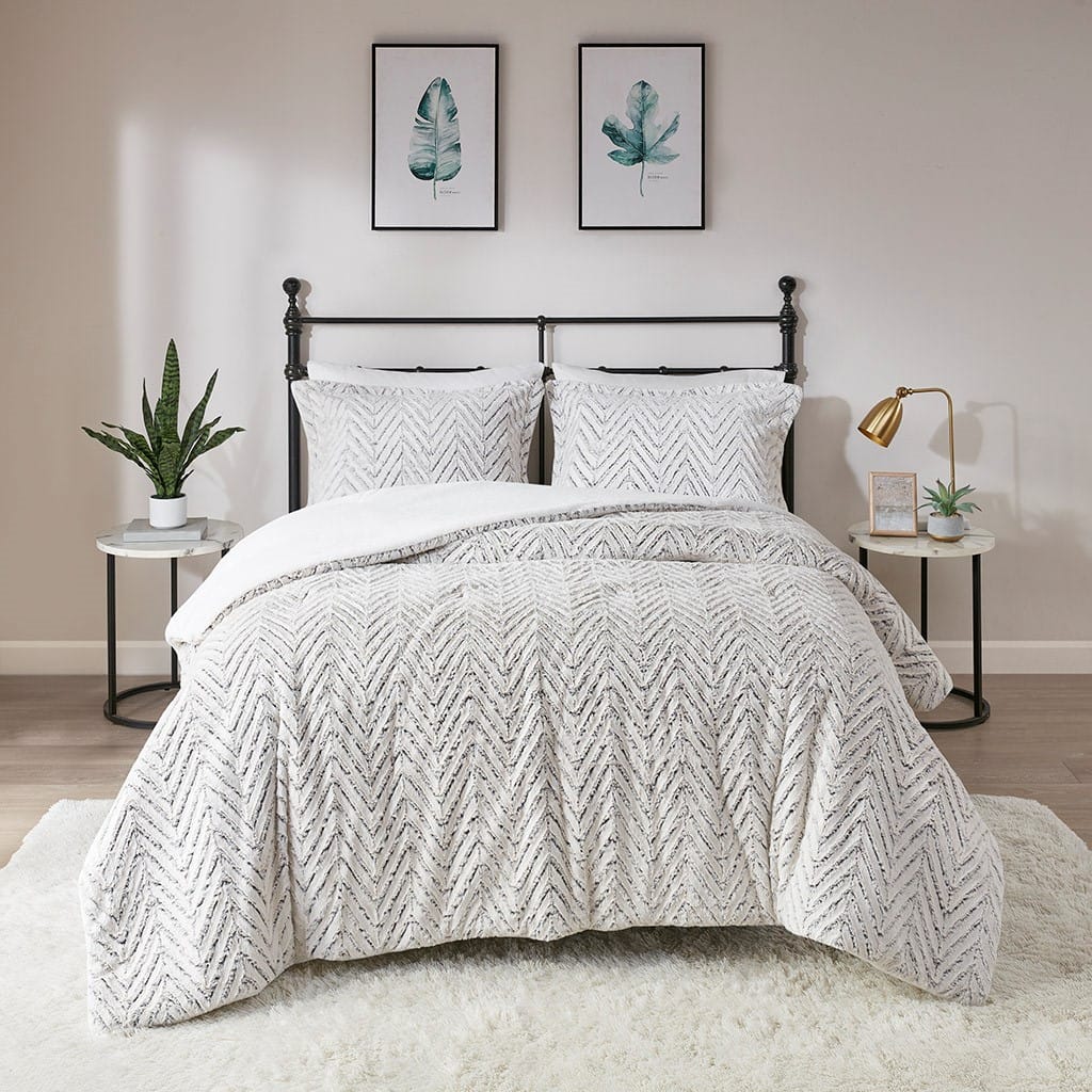 Luxurious Queen Ivory Faux Fur Comforter Set - Ultra Plush Comfort